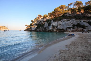 Cala Macarella 'nın güzel manzarası - Minorca (Balear Adaları) 