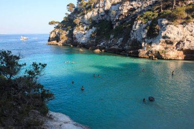 Cala Macarella 'nın güzel manzarası - Minorca (Balear Adaları)
