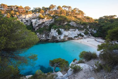 Cala Macarella 'nın güzel manzarası - Minorca (Balear Adaları)