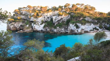 Cala Macarella 'nın güzel manzarası - Minorca (Balear Adaları)