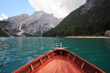 Tekne ile göl Braies