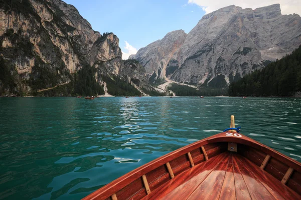 Med båt på sjön Braies — Stockfoto