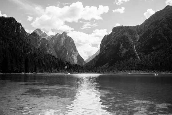 Lago Dobbiaco - Dolomitas —  Fotos de Stock