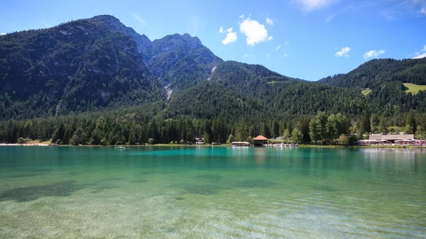 Sjön Dobbiaco - Dolomiterna — Stockfoto