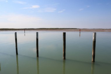 Gün batımında Bibione gölünün güzel bir görüntüsü.