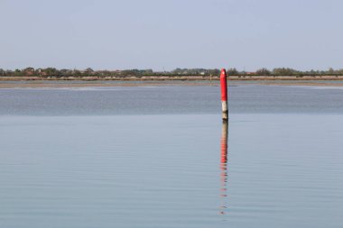 Gün batımında Bibione gölünün güzel bir görüntüsü.