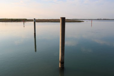 Gün batımında Bibione gölünün güzel bir görüntüsü.