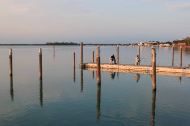 Gün batımında Bibione gölünün güzel bir görüntüsü.