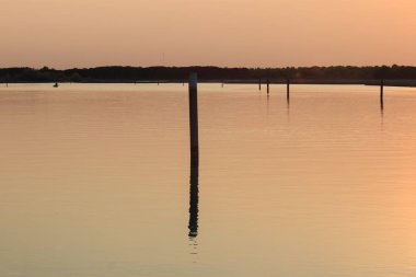 Gün batımında Bibione gölünün güzel bir görüntüsü.