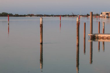 Gün batımında Bibione gölünün güzel bir görüntüsü.