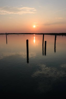 Gün batımında Bibione gölünün güzel bir görüntüsü.