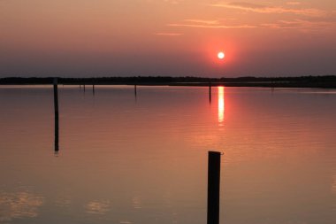 Gün batımında Bibione gölünün güzel bir görüntüsü.