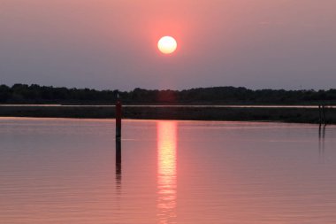Gün batımında Bibione gölünün güzel bir görüntüsü.