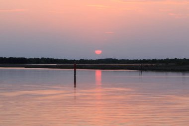 Gün batımında Bibione gölünün güzel bir görüntüsü.