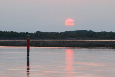 Gün batımında Bibione gölünün güzel bir görüntüsü.