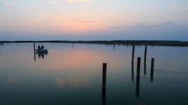 Gün batımında Bibione gölünün güzel bir görüntüsü.