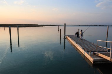 Gün batımında Bibione gölünün güzel bir görüntüsü.