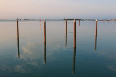 Gün batımında Bibione gölünün güzel bir görüntüsü.