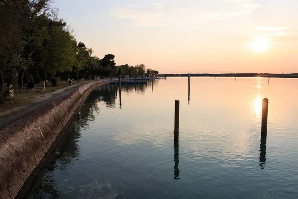 Vacker Bild Bibione Lagun Vid Solnedgången — Stockfoto