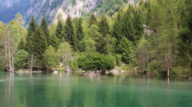 Mello Vadisi 'ndeki güzel manzara nehri Lombardy
