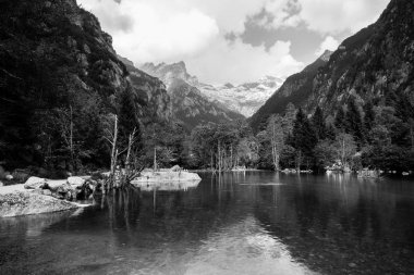Mello Vadisi 'ndeki güzel manzara nehri Lombardy