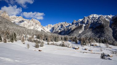 Kış panorama Val Canali, doğal park Paneveggio - Trentino Piereni üzerinden