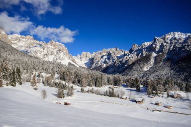 Kış panorama Val Canali, doğal park Paneveggio - Trentino Piereni üzerinden