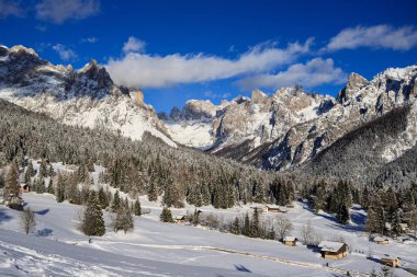 Kış panorama Val Canali, doğal park Paneveggio - Trentino Piereni üzerinden