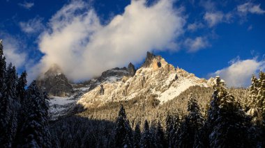 Kış panorama Val Canali, doğal park Paneveggio - Trentino Piereni üzerinden