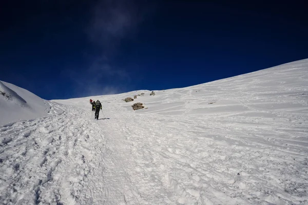 登山对 Piazzo 阿尔卑斯 Orobie 的顶端 — 图库照片