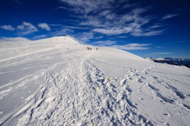 dağcıların üstünde tepe-in Lepontine (İsviçre Alpleri'nde Foisc dantel)