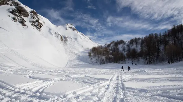 Bergbeklimmers Bergop Met Sneeuwschoenen Naar Kant Van Foisc Pennische Alpen — Stockfoto