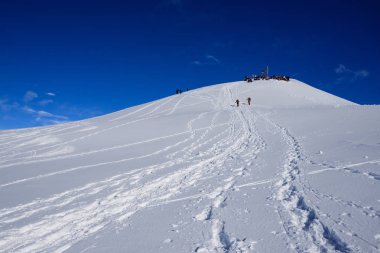 dağcıların üstünde tepe-in Lepontine (İsviçre Alpleri'nde Foisc dantel)