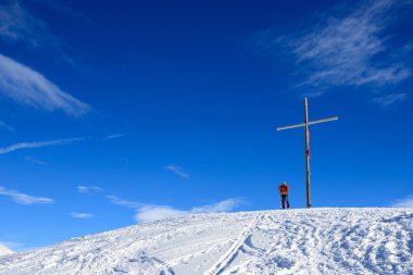 dağcıların üstünde tepe-in Lepontine (İsviçre Alpleri'nde Foisc dantel)