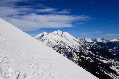 (İsviçre Alpleri'nde Lepontine Foisc dantel doğru tırmanma kış manzarası)