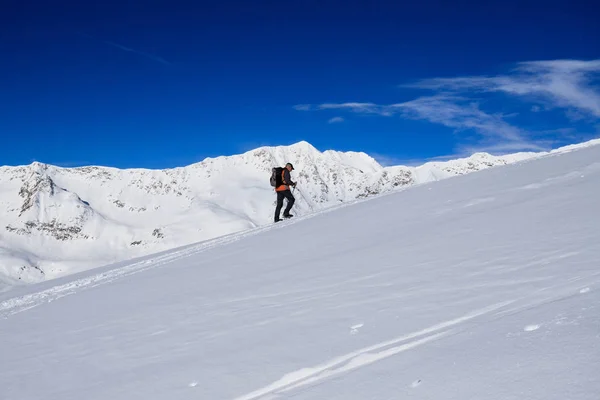 Montanhistas Subida Com Sapatos Neve Direção Laço Foisc Nos Alpes — Fotografia de Stock