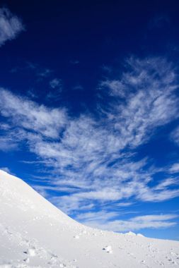 gökyüzü ve bulutlar, kış, Foisc dantel Lepontine Alpleri'nde (İsviçre)