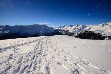 (İsviçre Alpleri'nde Lepontine Foisc dantel doğru tırmanma kış manzarası)