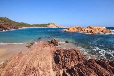 Cala Macarella 'nın kayalık kıyıları - Menorca adası (Balearic Adaları)