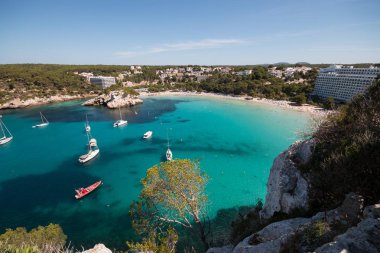 Cala Galdana, Menorca, İspanya. 25 Mayıs 2018. Yazın güzel körfezin manzarası