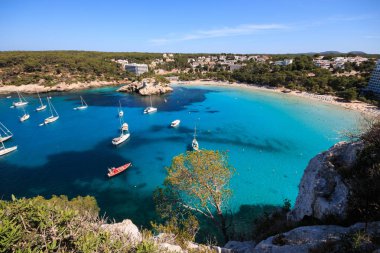 Cala Galdana, Menorca, İspanya. 25 Mayıs 2018. Yazın güzel körfezin manzarası