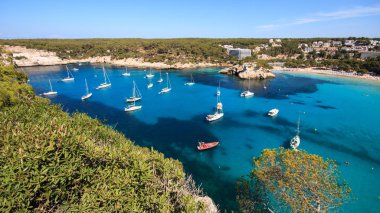 Cala Galdana, Menorca, İspanya. 25 Mayıs 2018. Yazın güzel körfezin manzarası