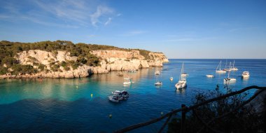 Cala Galdana, Menorca, İspanya. 25 Mayıs 2018. Yazın güzel körfezin manzarası