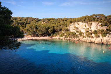 Cala Macarella 'nın güzel manzarası - Menorca Adası (Balearic Adaları))