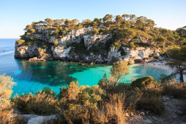Cala Macarella 'nın güzel manzarası - Menorca Adası (Balearic Adaları))