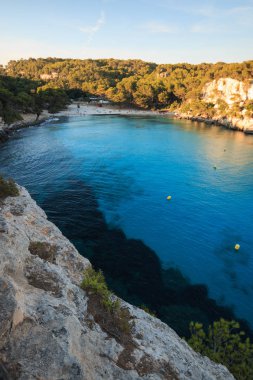 Cala Macarella 'nın güzel manzarası - Menorca Adası (Balearic Adaları))