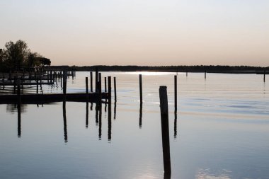 Gün batımında Bibione Gölü