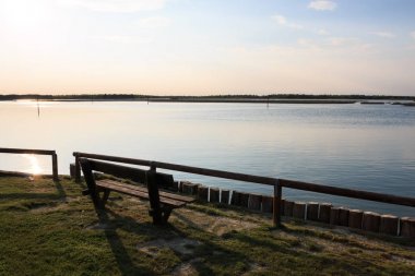 Gün batımında Bibione Gölü