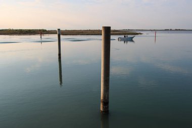 Gün batımında Bibione Gölü