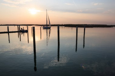 Gün batımında Bibione Gölü